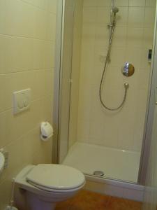 Phòng tắm tại Gasthof Hotel Traube
