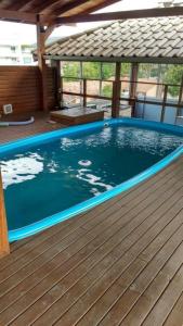 una piscina en una terraza con pérgola en Aluguel Floripa, en Florianópolis