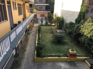 Un jardín fuera de Pushpa Guest House