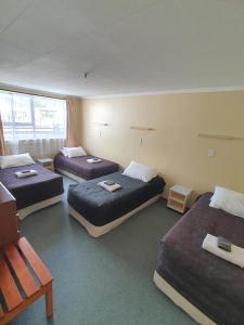 Ascot Motor Lodge tesisinde bir odada yatak veya yataklar