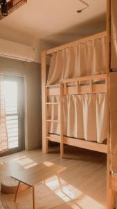 سرير بطابقين أو أسرّة بطابقين في غرفة في That day Hostel 那天旅宿