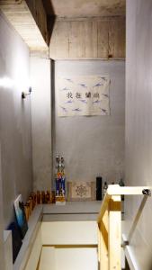 una habitación con una pared con escritura en la pared en That day Hostel 那天旅宿 en Lanyu