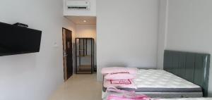 een kamer met een bed met roze handdoeken bij RedDoorz Plus near Siloam Hospital Balikpapan in Balikpapan