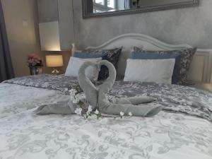 Un cisne hecho de toallas en una cama en Apartmany Villa Magnolie, en Lipová-lázně