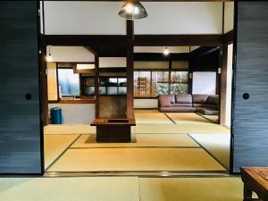 四万十市古民家宿　寝つきいいキツネ的带沙发和桌子的客厅