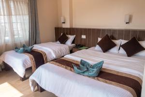 Ένα ή περισσότερα κρεβάτια σε δωμάτιο στο Pokhara Tourist Home
