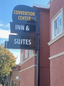 a street sign in front of a building at Convention Center Inn & Suites in San Jose