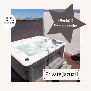 帕拉莫斯的住宿－Nueva suite jacuzzi relax beach & mountain，一座大楼的顶部设有一个按摩浴缸