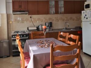 uma cozinha com uma mesa com um ramo de flores em Apartment Manigo em Supetar