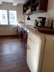 cocina con nevera blanca y fregadero en Ferienwohnung Am Schloßberg, en Solingen