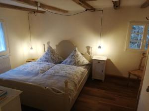 Una cama o camas en una habitación de Ferienwohnung Am Schloßberg