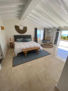 - une grande chambre avec un lit et une table dans l'établissement B&B Casa Pedramala, à Pedramala