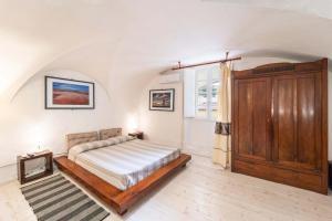 a bedroom with a bed and a large window at Casa Gilbert 101 in Alghero