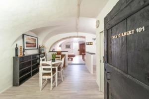 a kitchen and dining room with a table and chairs at Casa Gilbert 101 in Alghero +16 photos
