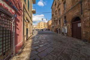 an empty street in an old town with buildings at Casa Gilbert 101 in Alghero