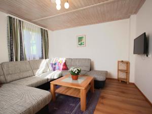 ein Wohnzimmer mit einem Sofa und einem Couchtisch in der Unterkunft Holiday Home Sonnhaus by Interhome in Ossiach