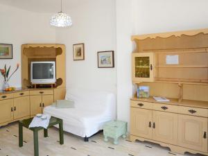 PoggiにあるApartment Ivano - PGI125 by Interhomeのベッドルーム(ベッド1台、テレビ、キャビネット付)