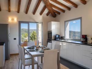 una cucina e una sala da pranzo con tavolo e sedie di Holiday Home Bellaria - VLO190 by Interhome a Lecchiore