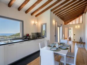 Kuchyňa alebo kuchynka v ubytovaní Holiday Home Bellaria - VLO190 by Interhome + 24 fotografií