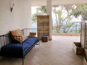 d'un salon avec un canapé et un balcon. dans l'établissement Apartment Arancio di Liguria - PGI211 by Interhome, à Civezza
