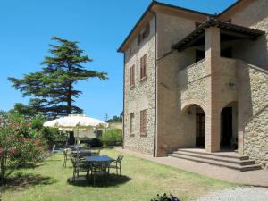 A garden outside Apartment Villa Caggio-1 by Interhome