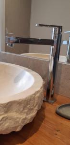 Koupelna v ubytování Gite Stone & Spa