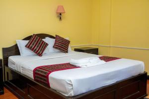 Una cama o camas en una habitación de Hotel Bougainvillea