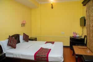 Una cama o camas en una habitación de Hotel Bougainvillea