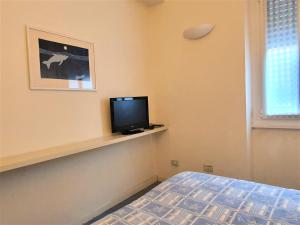 ラパッロにあるCasa Azzurraのベッドルーム1室(ベッド1台、テレビ付)