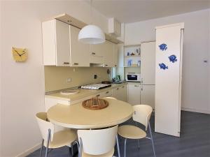 eine Küche mit einem Tisch und Stühlen im Zimmer in der Unterkunft Casa Azzurra in Rapallo