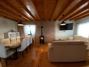 Televízia a/alebo spoločenská miestnosť v ubytovaní Villa Stone Pearl with heated swimming pool