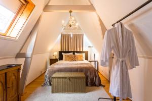 een slaapkamer op zolder met een bed en een raam bij B&B Parijs aan de Kaai in Middelburg