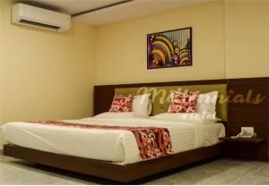 ein Schlafzimmer mit einem großen Bett in einem Zimmer in der Unterkunft PPH Living Millennials Jigani in Bangalore