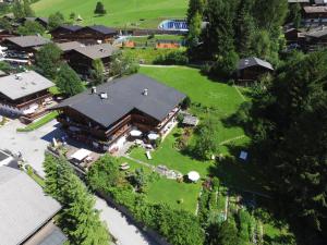 una vista aérea de una casa grande con patio en Gästehaus Gratlspitz en Alpbach