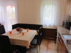 Kuchyň nebo kuchyňský kout v ubytování Apartments Marijana