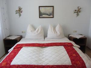- une chambre dotée d'un lit avec une couverture rouge et blanche dans l'établissement Apartments Marijana, à Sršići