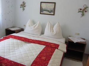 Postel nebo postele na pokoji v ubytování Apartments Marijana