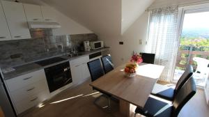 Kuchyň nebo kuchyňský kout v ubytování Apartments Marijana