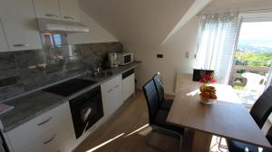 Kuchyň nebo kuchyňský kout v ubytování Apartments Marijana