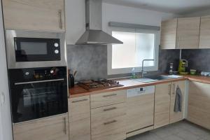 Kuchyň nebo kuchyňský kout v ubytování Appartement neuf tout confort