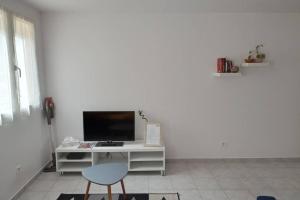 TV a/nebo společenská místnost v ubytování Appartement neuf tout confort