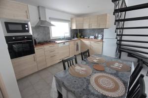 Kuchyň nebo kuchyňský kout v ubytování Appartement neuf tout confort