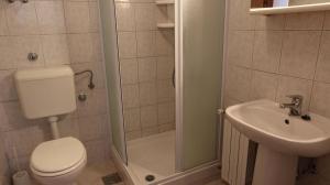Koupelna v ubytování Apartments Gržetić + 37 fotografií