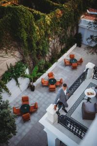 Posezení v ubytování The Bold Type Hotel, a Member of Design Hotels