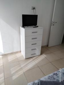 biała komoda z telewizorem na górze w obiekcie La casa dei sogni w mieście Pachino
