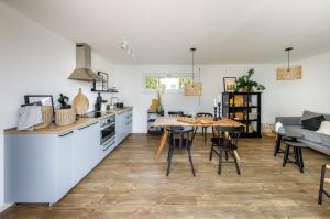 a kitchen and living room with a table and chairs at Tiny Cubus in Osterhofen