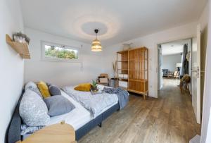 um quarto com uma cama e uma sala de estar em Tiny Cubus em Osterhofen
