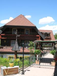 ein großes Haus mit einem Schild davor in der Unterkunft Landhaus-Vintage Fe-Wo-Apartment 5 in Schluchsee