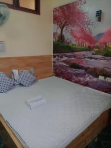 Un pat sau paturi într-o cameră la Khách sạn Duy Hoàng