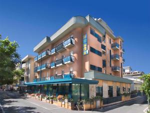 duży budynek z roślinami przed nim w obiekcie Hotel Diana w mieście Bellaria-Igea Marina